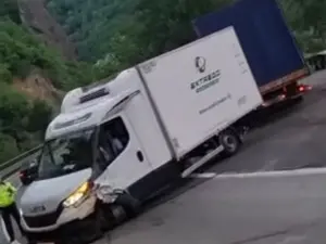 Accident într-o curbă de pe Valea Oltului, la Călimănești, între un autoturism și o dubă. / Foto: captură video