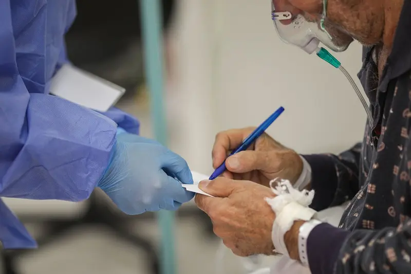 Pacient în spital conectat la oxigen. Sursa: Inquam Photos - Octav Ganea