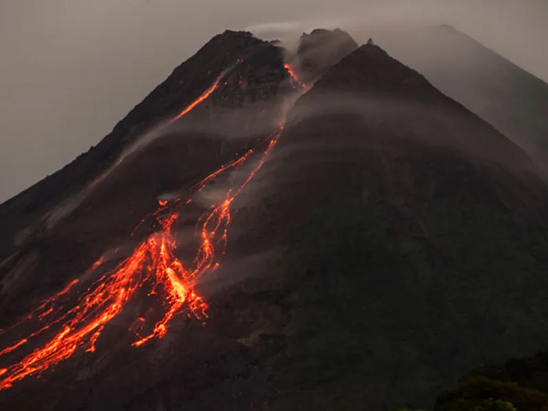 Doi vulcani de pe insule separate din Indonezia au erupt marţi, trimiţând în atmosferă coloane de cenuşă. / Foto: newagebd.net