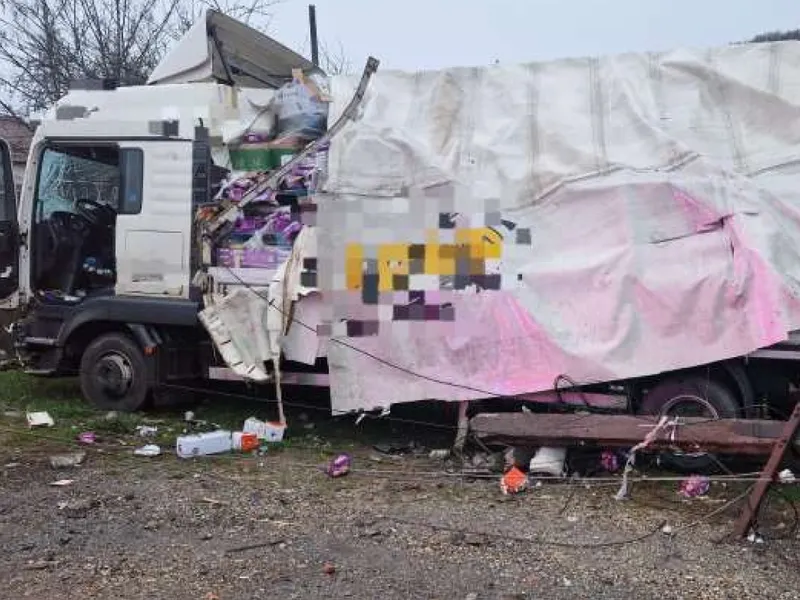 Accident extrem de grav pe DN7 după ce două TIR-uri s-au ciocnit - Foto: ISU Argeș