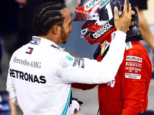 Lewis Hamilton îl felicită pe Charles Leclerc.