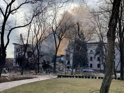 Supraviețuitorii au început să fie scoși din teatrul din Mariupol /foto: youtube