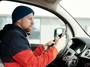 O nouă proba la examenul auto. Cum trebuie să vorbești corect la telefon în timp ce conduci? - Foto: Pexels / Norma Mortenson