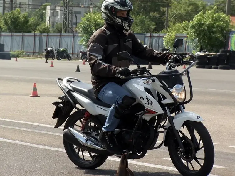 Șoferii cu categoria B vor putea conduce și motociclete. Cine se încadrează și ce trebuie îndeplinit - Foto: Observator / imagine cu caracter ilustrativ