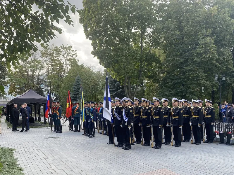 Militarii gărzii de onoare stau în formație înaintea ceremoniei de înmormântare a lui Mihail Gorbaciov la cimitirul Novodeviciy din Moscova, în Moscova, Rusia - Foto: Profimedia Images /Evgeny Odinokov