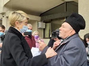 Un pensionar i-a oferit ministrului Muncii o ciocolată, în semn de recunoştinţă pentru că i-a ascultat problemele/FOTO: stiri.botosani.ro