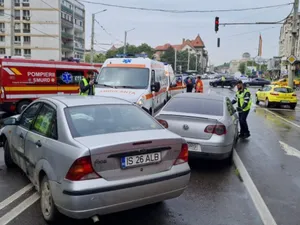 Carambol cu șase mașini, la Iași: şapte persoane, printre care şi doi copii, rănite. / Foto: ziaruldeiasi.ro