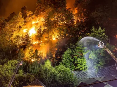 Incendiu devastator, într-un parc naţional din Cehia. 900 de pompieri se luptă cu flările. / Foto: poland.postsen.com