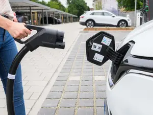 Încărcare mașină electrică - Foto: Profimedia