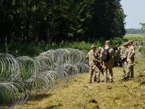 Lituania ridică un gard de sârmă ghimpată la frontiera cu Belarus. / Foto: agerpres.ro