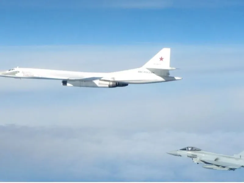 Un Typhoon al RAF interceptează un bombardier rusesc Tu-160/foto: PA