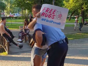 Îmbrățișarea dintre polițist și voluntară a fost publicată pe pagina de Facebook „Fără penali în funcții publice”