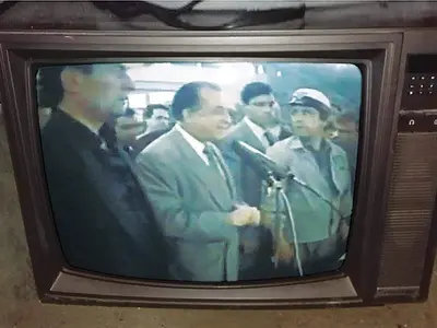 CINISM Pe 15 iunie 1990, Ion Iliescu le mulțumește, la Romexpo, minerilor care înecaseră Bucureștiul în sânge