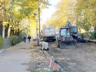 Bătrânică traversând „craterele” - Foto: vremeanoua