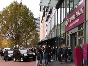 Coadă la secție de votare din Londra. Foto RFI