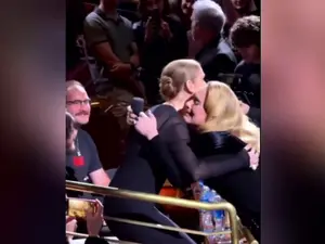 Postura în care au fost surprinse Adele și Celine Dion la un concert. S-a lăsat cu lacrimi - Foto: Captura video