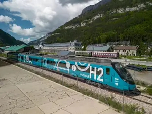 Consorțiul FCH2Rail a testat cu succes un prototip de tren hybrid, care pe liniile electrificate se hrănește de la fire, iar pe cele neelectrificate merge pe pile de combustie cu hidrogen - Foto: Toyota