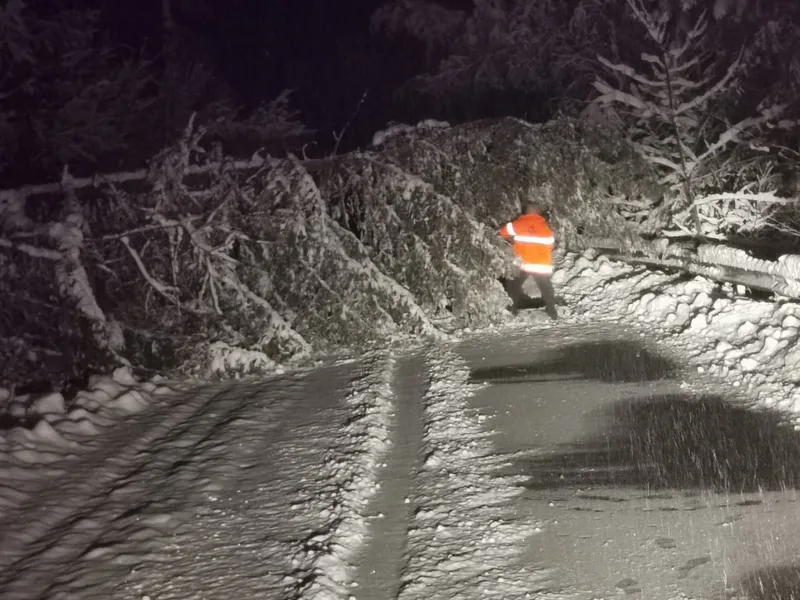 METEO În mai multe județe din țară se intervine cu utilaje de deszăpezire. Cod galben de ninsoare Foto: ISU Suceava