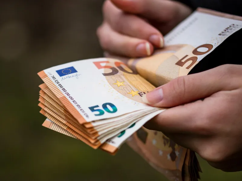 Banca Centrală Europeană va retrage din circulație bancnotele vechi de 50 euro. Când expiră complet? Foto: Frepik (fotografie cu caracter ilustrativ)
