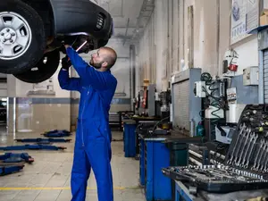 Jale, în service-urile auto din România: lucrări de mântuială, piese neschimbate, facturi umflate. - Foto: pexels.com/Artem Podrez