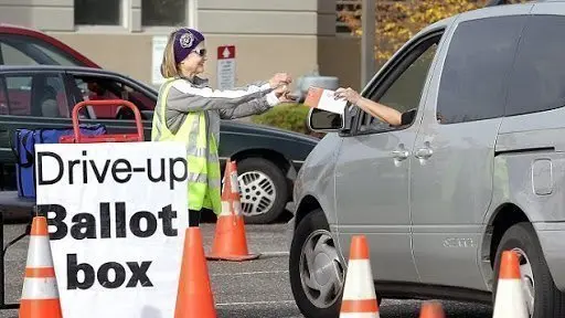 În Massachusets s-a inițiat o petiție pentru a permite votul în sistem drive-thru Foto: Change.org