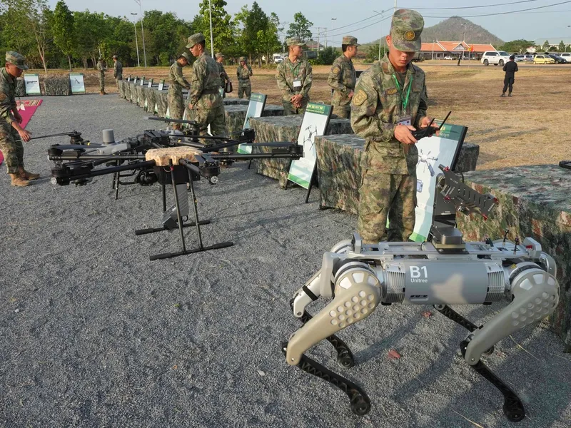 China a testat câini-roboți mortali, dotați cu mitralieră. Par copiați după cei americani - Foto: Profimedia Images