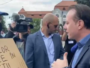 Florin Cîțu a stat preț de un minut de vorbă cu un protestatar nemulțumit de numirile politice făcute de PNL în funcțiile publice. Foto: Captură Digi24