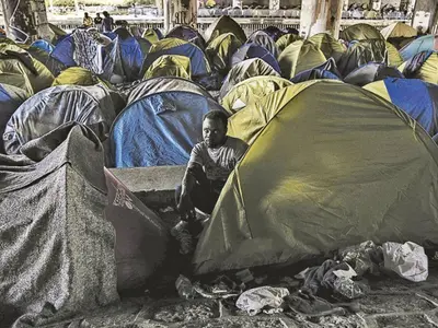 O tabără de corturi pentru migranţi sub un pod din Paris. Foto Getty Images