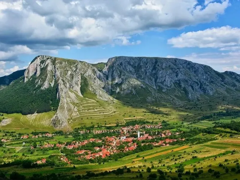 Misterul satului din România unde Soarele răsare de două ori. Aici razele solare sunt „blocate” - Foto: Rimetea.eu