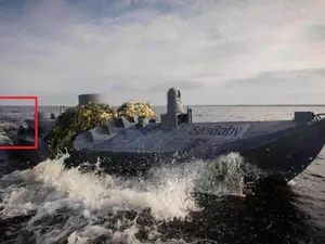 VIDOE Momentul când drone ucrainene cu aruncătoare de flăcări lovesc nave rusești în Marea Neagră - Foto: Twitter