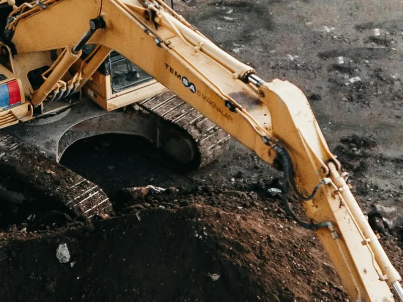 O cupă de excavator a căzut pe doi muncitori. Ce se întâmplă acum cu aceştia? - Foto: Pexels/Ikbal Alahmad