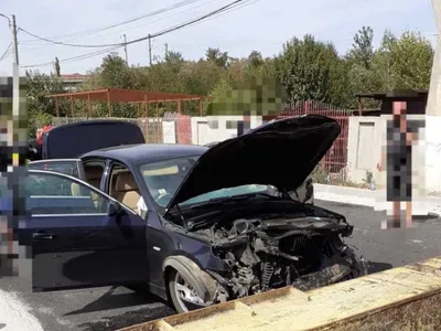 Un limitator de înălțime, acroșat de un camion, a căzut în fața unei mașini. Doi tineri sunt răniți - Foto: News.ro