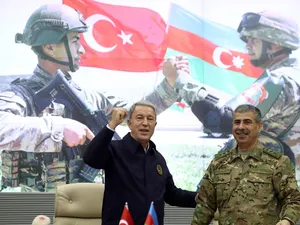 Ministrul turc al Apărării, Hulusi Akar (stg) și ministrul Apărării din Azerbaidjan, Zakir Hasanov/Foto: Middle East Monitor