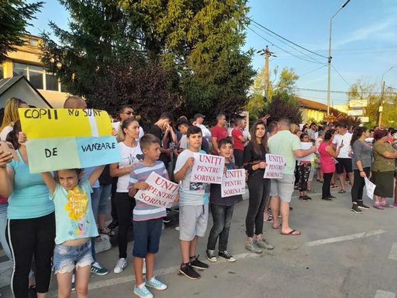 Protest în fața Primăriei din Baia de Aramă/ Foto: Facebook