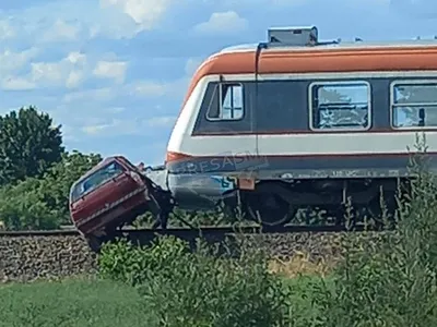 Cum a fost târâtă zeci de metri o mașină lovită în plin de un tren în Satu Mare Foto: presasm.ro