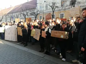 VIDEO Studenții din Cluj Napoca au protestat pentru a continua școala online. Chiria e foarte scumpă / Cluj24.ro