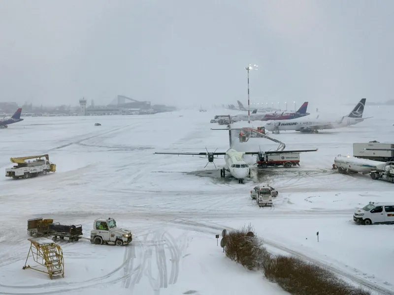 Viscol pe aeroporturile din Capitală. Ce se întâmplă cu zborurile - Foto: CNAB