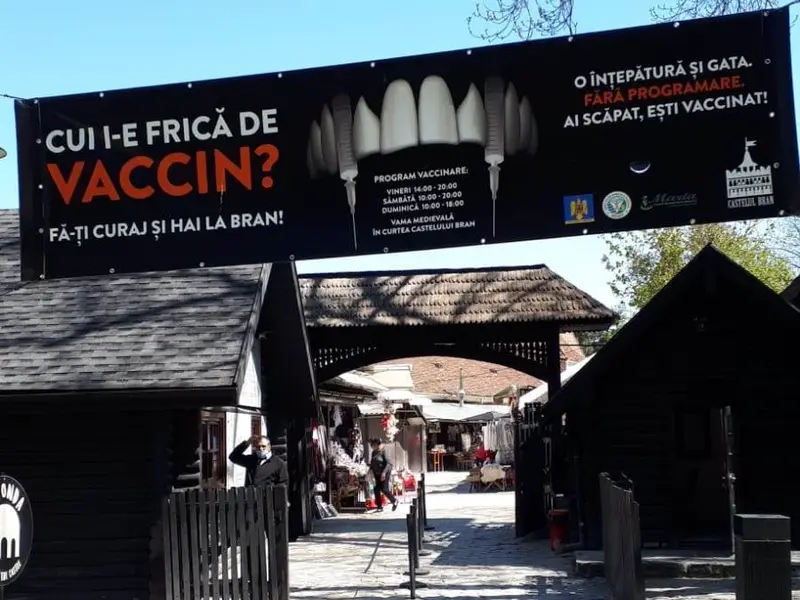 Vaccinarea la Castelul Bran continuă și în acest weekend. Sursă imagine: Facebook RoVaccinare