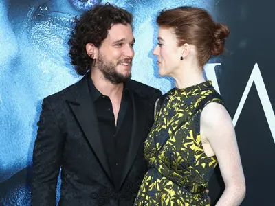 Kit Harington şi Leslie Rose/FOTO: Getty