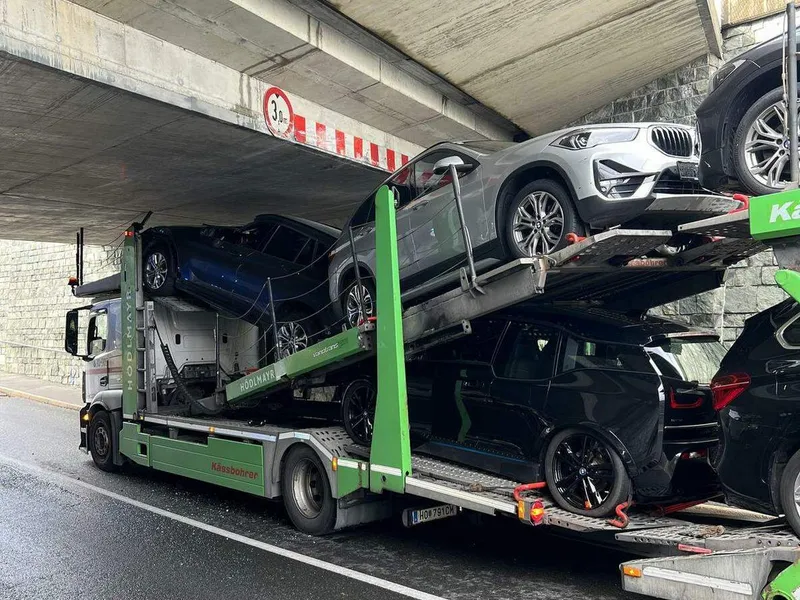 Un șofer român s-a înfipt cu TIR-ul plin cu BMW-uri noi într-un pod. Le-a „decapotat” - Foto: kleinezeitung.at