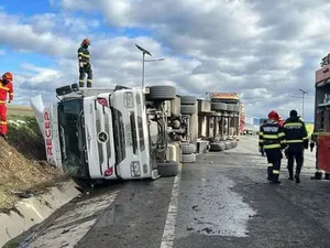 Un TIR cu mandarine s-a răsturnat la Suceava. / Foto: Info Trafic 24, Facebook