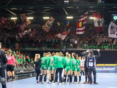 Suporterii au făcut curat în tribune la meciul de handbal cu Gyor - Foto: gsp.ro