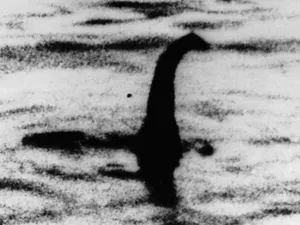 Această fotografie de arhivă nedatată arată o formă întunecată despre care unii oameni spun că ar fi monstrul din Loch Ness, în Scoția. Ulterior s-a dovedit că totul a fost o farsă - Foto: Profimedia Images