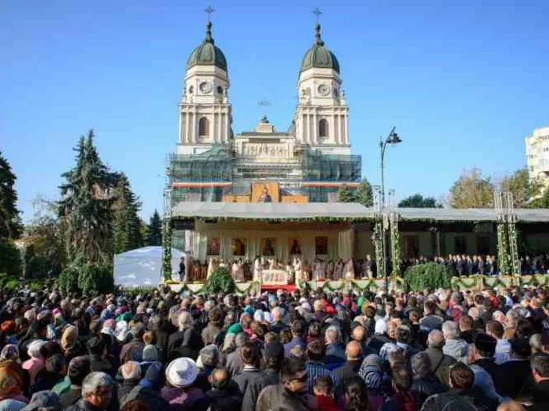 Mii de enoriași s-au îmbulzit la sfințirea unei biserici din Teleorman, ignorând măsurile sanitare/FOTO: Facebook/BOR