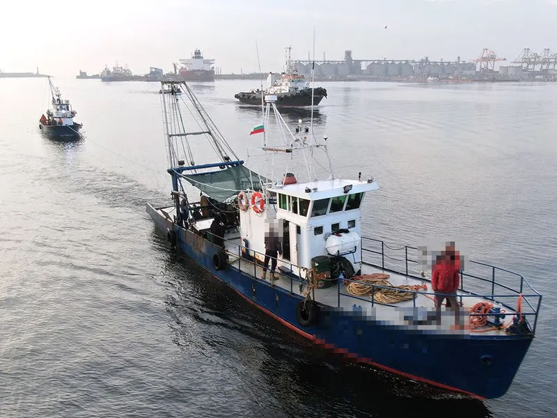 Trei nave de pescuit sub pavilion au fost prinse de Garda de Coastă la furat calcan și rechin în în apele românești ale Mării Negre. - Foto: dobrogea.tv