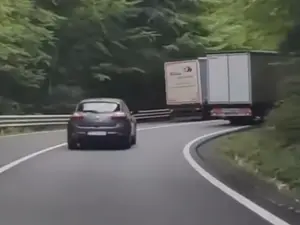 Un șofer de TIR „kamikaze” depășește pe curbe fără să vadă nimic. Ce sancțiune ar merita? - Foto: captură video