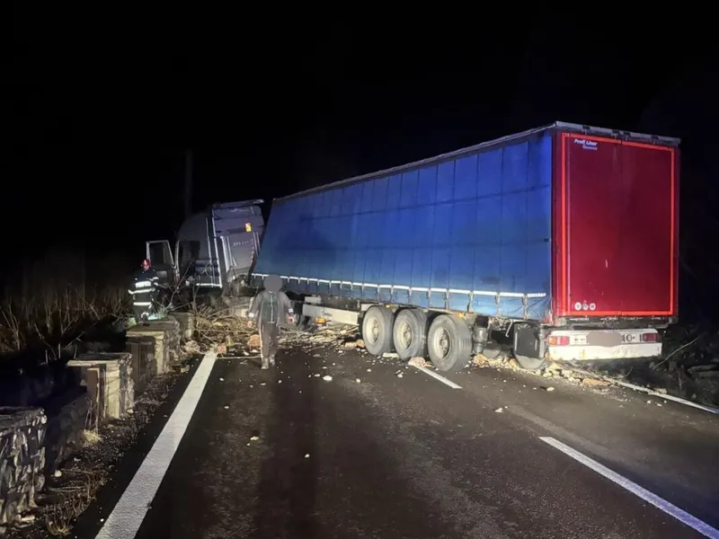 Tragedie evitată la secundă pe DN 7, după ce mai multe stânci au căzut pe carosabil. Ce a urmat? - Foto: DRDP