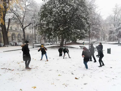 Copii jucându-se în zăpada - Foto: Profimedia Images - Caracter ilustrativ