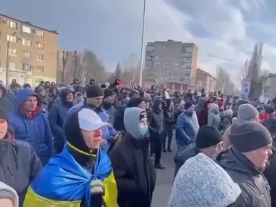 Zeci de ucrainieni din Melitopol cer în stradă eliberarea primarului lor / FOTO: captură video NEXTA