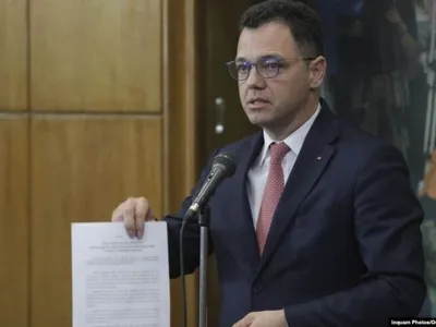 Ștefan-Radu Oprea, la finalul ședinței de guvern din 28 octombrie, ziua în care consilierii săi și soții ai apropiaților săi au fost anunțați că au câștigat un post în diplomația comercială